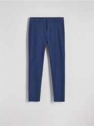 Spodnie chino slim fit - niebieski. Niebieskie spodnie materiałowe męskie Reserved, bez wzorów, z tkaniny. W wyprzedaży za 79.99 zł.