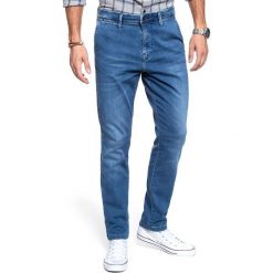 SPODNIE MATERIAŁOWE MĘSKIE MUSTANG RealX Chino DENIM BLUE 1008081 5000 582. Niebieskie spodnie materiałowe męskie Mustang, l, bez wzorów, z denimu. W wyprzedaży za 99.99 zł.