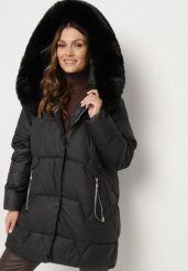 Czarna Pikowana Kurtka o Pudełkowym Kroju z Odpinanym Futerkiem i Ozdobnym Suwakiem Hedilina. Czarne kurtki damskie Born2be, l, bez wzorów, z futra, z kapturem. Za 239.99 zł.