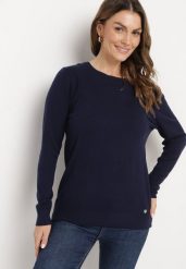 Granatowy Sweter w Klasycznym Stylu Irimarie. Niebieskie swetry damskie Born2be, m, bez wzorów, z jeansu, eleganckie, bez kołnierzyka, bez ramiączek, bez kaptura. Za 44.99 zł.
