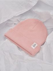 Czapka beanie - różowy. Czerwone czapki i kapelusze damskie Sinsay, z aplikacjami, z dzianiny. Za 9.99 zł.