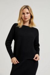 Sweter o fasonie nietoperz czarny. Czarne swetry damskie MOODO, l, bez wzorów, z poliamidu, bez kołnierzyka, bez ramiączek, bez kaptura. W wyprzedaży za 69.99 zł.