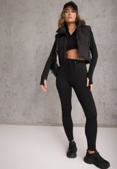 Czarny Sportowy Komplet Spodnie Wiązane w Pasie i Top z Wycięciem na Kciuk Tidale. Czarne spodnie materiałowe damskie Renee, z aplikacjami, na fitness i siłownię. Za 54.99 zł.