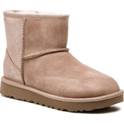 Buty UGG - W Classic Mini Metallic Snake 1101472 W/Rgl. Brązowe kozaki damskie UGG, ze skóry, bez obcasa. W wyprzedaży za 449.00 zł.