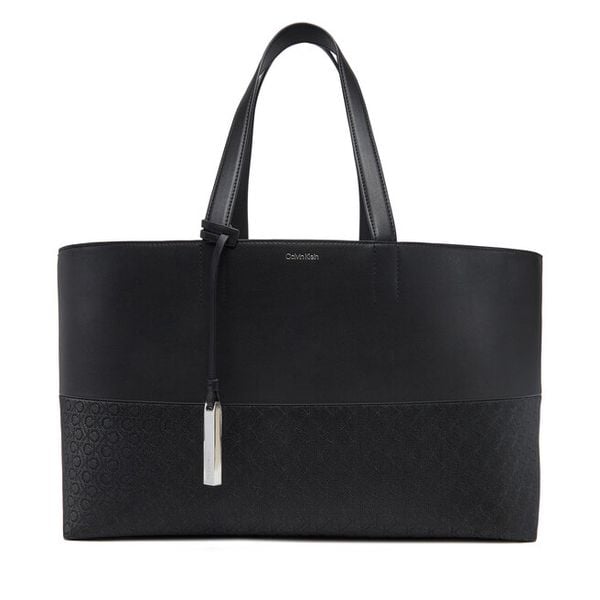 Torebka Calvin Klein. Czarne torebki do ręki damskie Calvin Klein, bez wzorów, bez dodatków. Za 349.99 zł.