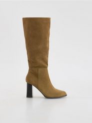 Zamszowe kozaki - beżowy. Brązowe kozaki damskie Reserved, ze skóry, bez obcasa. Za 359.99 zł.