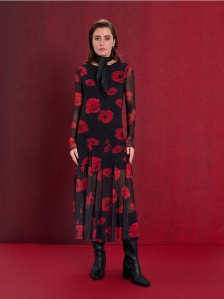 Tiulowa sukienka maxi ze wzorem - czarny. Czarne sukienki damskie Sinsay, l, bez wzorów, z tiulu, bez kołnierzyka, bez ramiączek, maxi. Za 49.99 zł.