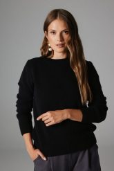 WEŁNIANY SWETER LAURA CZARNY M - Flawless. Czarne swetry damskie Flawless, m, bez wzorów, z dzianiny, eleganckie, bez kołnierzyka, bez ramiączek, bez kaptura. Za 679.00 zł.
