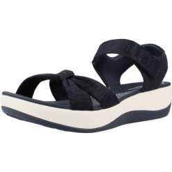 Sandały CLARKS ARLA SHORE Niebieski. Niebieskie sandały damskie Clarks, bez wzorów, z syntetyku, bez obcasa, bez zapięcia. Za 130.99 zł.