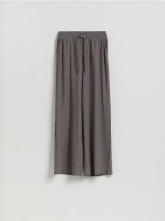 Spodnie ze strukturalnej dzianiny - ciemnobrązowy. Brązowe spodnie materiałowe damskie Reserved, l, bez wzorów, z dzianiny. Za 89.99 zł.