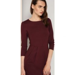 SUKIENKA DAMSKA. Czerwone sukienki damskie marki TOP SECRET, na zimę, bez wzorów, eleganckie, bez kołnierzyka, bez ramiączek. W wyprzedaży za 59.99 zł.