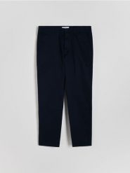 Spodnie chino slim fit - granatowy. Niebieskie spodnie materiałowe męskie Reserved, bez wzorów, z bawełny. W wyprzedaży za 59.99 zł.