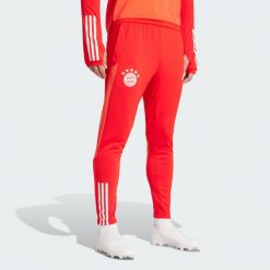 Spodnie FC Bayern Tiro 23 Training. Białe spodnie sportowe męskie Adidas, s, bez wzorów, z dresówki, do piłki nożnej. W wyprzedaży za 252.90 zł.