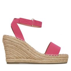 Espadryle DeeZee. Czerwone sandały damskie DeeZee, bez wzorów, bez obcasa, bez zapięcia. Za 97.99 zł.