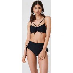NA-KD Swimwear Dół bikini ze sznurowaniem - Black. Bikini damskie marki NA-KD Swimwear. W wyprzedaży za 36.47 zł.
