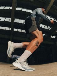 4F Buty do biegania FLOWRUN męskie - szare 46. Szare buty sportowe męskie 4f, z gumy, bez zapięcia, do biegania. Za 349.99 zł.