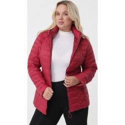 Bordowa Kurtka Meilani. Czerwone kurtki damskie Born2be, xl, bez wzorów. Za 159.99 zł.