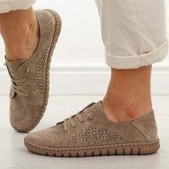 Beżowe skórzane półbuty damskie Vinceza 95362. Brązowe półbuty damskie VINCEZA, na lato, w ażurowe wzory, z jeansu, biznesowe, z okrągłym noskiem, bez obcasa, bez zapięcia. W wyprzedaży za 197.10 zł.