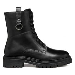 Trzewiki Geox. Czarne botki damskie Geox, bez obcasa, na płaskiej podeszwie, bez zapięcia. Za 579.99 zł.