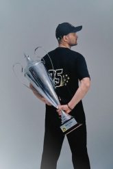 4F T-shirt regular z nadrukiem uniseks 4F x Bartosz Zmarzlik - czarny L. Czarne koszulki sportowe męskie 4f, l, bez wzorów, z bawełny, bez kołnierzyka, bez ramiączek. Za 89.99 zł.