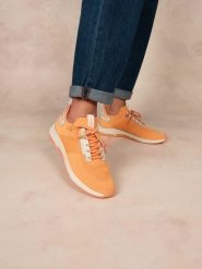 Buty sportowe damskie TBS Jellina. Brązowe obuwie sportowe damskie TBS, bez wzorów, z materiału, trekkingowe. Za 423.00 zł.