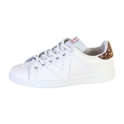 Tenisówki Victoria Model 1125104 Kolor Biały. Białe trampki i tenisówki damskie VICTORIA, bez wzorów, ze skóry, casualowe, bez zapięcia. Za 318.00 zł.