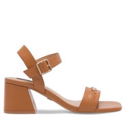 Sandały Nine West. Brązowe klapki damskie Nine West, bez wzorów, bez obcasa, na słupku, bez zapięcia. Za 149.99 zł.