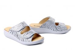 DR. BRINKMANN 701081-03 weiss, klapki damskie. Białe klapki damskie Dr. Brinkmann, bez wzorów, ze skóry, bez obcasa. Za 309.90 zł.