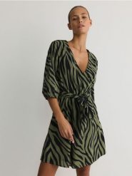 Sukienka w zwierzęcy wzór - oliwkowy. Zielone sukienki damskie Reserved, l, bez wzorów, z bawełny, bez kołnierzyka, bez ramiączek, mini, rozkloszowane. W wyprzedaży za 59.99 zł.