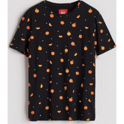T-shirt z nadrukiem - Czarny. Czarne t-shirty męskie Reserved, z nadrukiem. Za 39.99 zł.