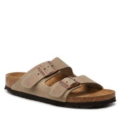 Klapki Birkenstock. Brązowe klapki damskie Birkenstock, bez wzorów, bez obcasa. Za 539.99 zł.