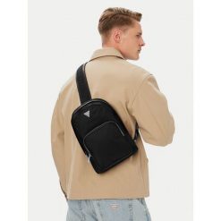 Saszetka piersiowa Guess. Czarne saszetki męskie Guess, młodzieżowe, małe. Za 364.99 zł.