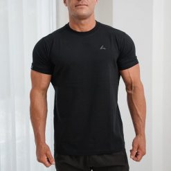Premium Active Tee - koszulka sportowa. Czarne koszulki sportowe męskie REEVA, bez wzorów, bez kołnierzyka, bez ramiączek. Za 209.00 zł.