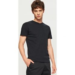Gładki t-shirt - Czarny. Czarne t-shirty męskie Reserved. Za 49.99 zł.