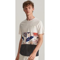 T-shirt z kieszenią - Kremowy. Białe t-shirty damskie Reserved, l, bez wzorów, bez kołnierzyka. W wyprzedaży za 39.99 zł.