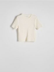 Sweter z ozdobnym splotem - kremowy. Białe swetry damskie Reserved, l, bez wzorów, z dzianiny, bez kołnierzyka, bez ramiączek, bez kaptura. W wyprzedaży za 59.99 zł.