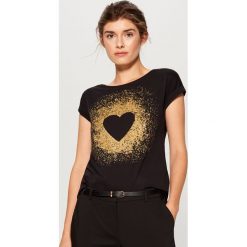 Bawełniana koszulka z nadrukiem - Czarny. Czarne t-shirty damskie Mohito, z nadrukiem, z bawełny. Za 39.99 zł.