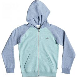 Quiksilver bluza chłopięca Everyday 140 jasny niebieski. Niebieskie bluzy dla chłopców Quiksilver, na lato, bez wzorów, bez ramiączek, z kapturem. Za 169.00 zł.