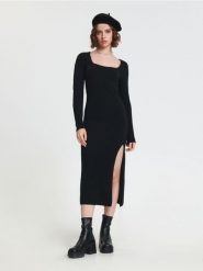 Sukienka midi - czarny. Czarne sukienki damskie Sinsay, l, bez wzorów, bez kołnierzyka, bez ramiączek, midi, dopasowane. W wyprzedaży za 39.99 zł.