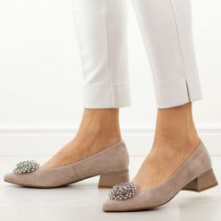 Beżowe skórzane czółenka damskie DiA 3029. Brązowe czółenka damskie DiA, z aplikacjami, ze skóry, biznesowe, z okrągłym noskiem, bez obcasa, na obcasie, bez zapięcia. W wyprzedaży za 368.72 zł.