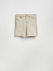 Jeansowe szorty straight - beżowy. Brązowe szorty męskie Reserved, bez wzorów, z denimu. Za 119.99 zł.