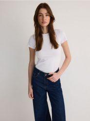 Bawełniany t-shirt slim fit - biały. Białe t-shirty damskie Reserved, l, bez wzorów, z bawełny, bez kołnierzyka. W wyprzedaży za 19.99 zł.