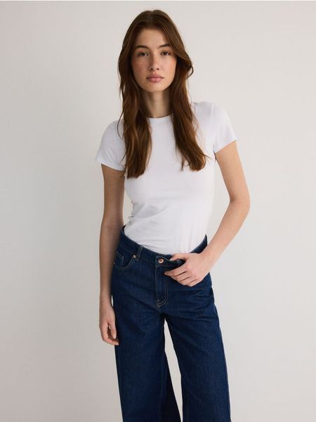 Bawełniany t-shirt slim fit - biały. Białe t-shirty damskie Reserved, l, bez wzorów, z bawełny, bez kołnierzyka. W wyprzedaży za 19.99 zł.