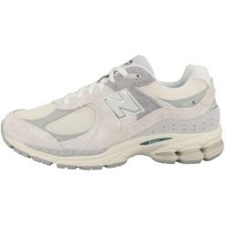 Buty do chodzenia dla dorosłych New Balance 2002R Linen. Szare buty sportowe męskie New Balance, z materiału, bez zapięcia, do biegania. W wyprzedaży za 552.10 zł.