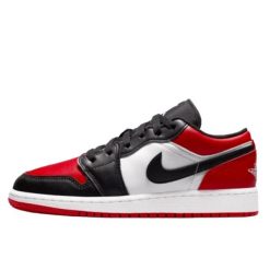 Air Jordan 1 Low Bred Toe (2021). Czerwone obuwie sportowe damskie Nike, bez wzorów, trekkingowe. Za 795.00 zł.