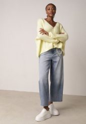 Niebieskie Jeansy Szerokie Wysoki Stan z Bawełną i Ozdobnym Łańcuchem Antiolea. Niebieskie jeansy damskie Born2be, z podwyższonym stanem. Za 119.99 zł.