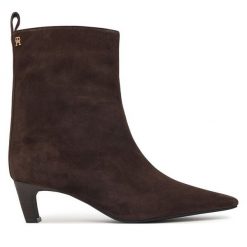 Botki Tommy Hilfiger. Brązowe botki damskie Tommy Hilfiger, bez obcasa, na słupku, bez zapięcia. Za 699.99 zł.