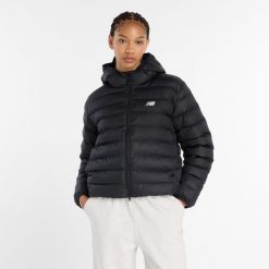 Kurtka zimowa damska New Balance WO53500BK – czarna. Czarne kurtki damskie New Balance, na zimę, l, z aplikacjami, z materiału, z kapturem. Za 749.99 zł.