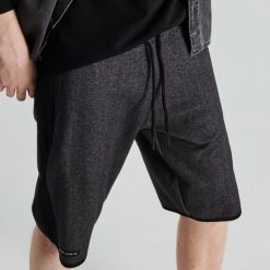 Dresowe szorty z materiałowym lampasem - Czarny. Czarne szorty męskie marki Cropp, bez wzorów, z dresówki. Za 79.99 zł.