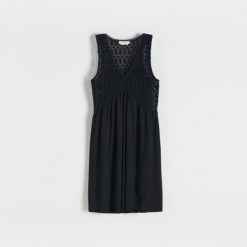 Sukienka mini z koronką - czarny. Czarne sukienki damskie Reserved, l, bez wzorów, z koronki, bez kołnierzyka, bez ramiączek, mini. W wyprzedaży za 39.99 zł.